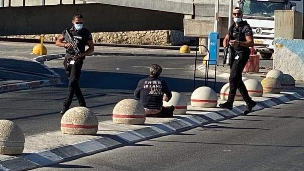 מאבטחים אזרחיים ירו לעבר בחור חשוד במעבר קלנדיה