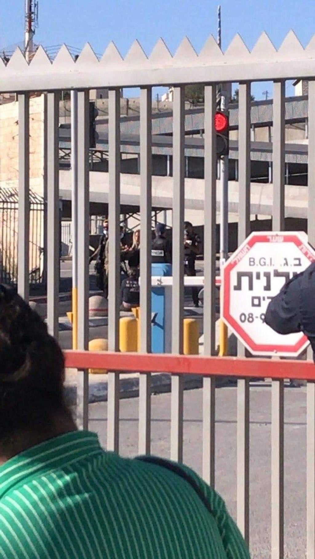 מחסום קלנדיה מאבטחים אזרחיים ירו לעבר בחור חשוד במעבר קלנדיה