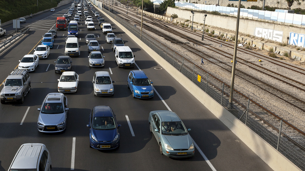 תמונה שאומרת הכל - פסי רכבת ריקים, כבישים מלאים (צילום: shutterstock) תמונה שאומרת הכל - פסי רכבת ריקים, כבישים מלאים