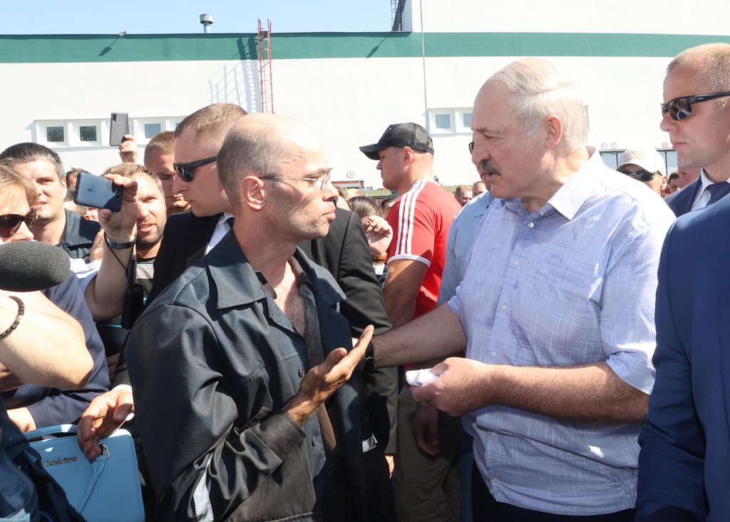 צילום: רויטרס נשיא בלארוס אלכסנדר לוקשנקו מבקר ב מפעל ב מינסק