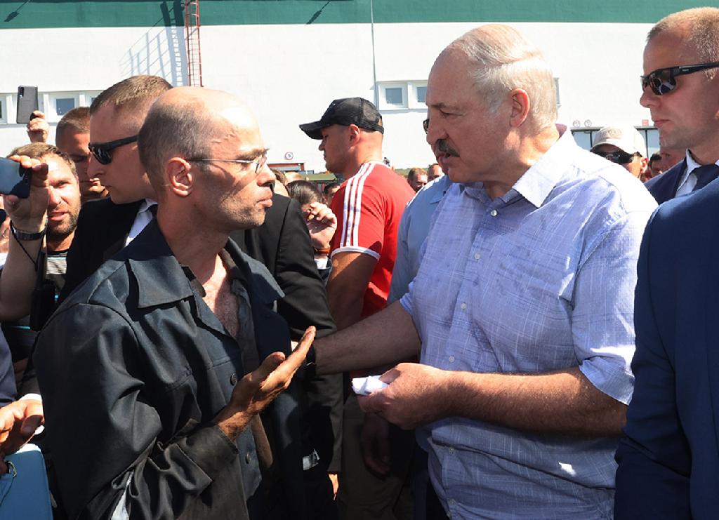 לוקשנקו נפגש עם הפועלים. "אמרתי הכול" (צילום: EPA) בלארוס מחאה נגד הנשיא אלכסנדר לוקשנקו עם עובדים ב מפעל
