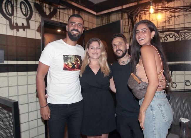 הנציג היחיד מהאי. רגב והלן הוד עם אסי ועדי בוזגלו (צילום: ענת מוסברג) הנציג היחיד מהאי. רגב והלן הוד עם אסי ועדי בוזגלו