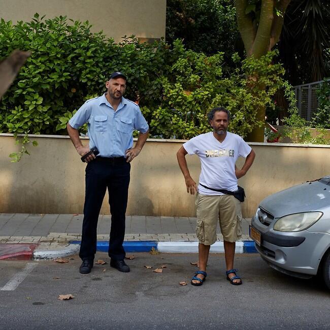 למי יש אומץ להגיד, "פקח אני רק פורק סחורה"