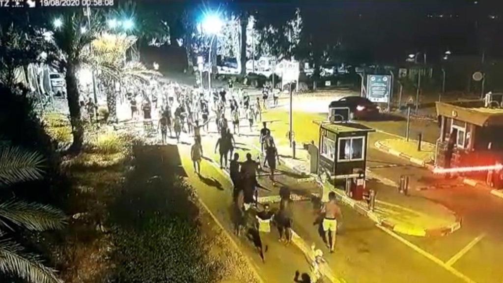 חבורת נערים תקפה עובדי קבלן בחוף כורסי בכינרת