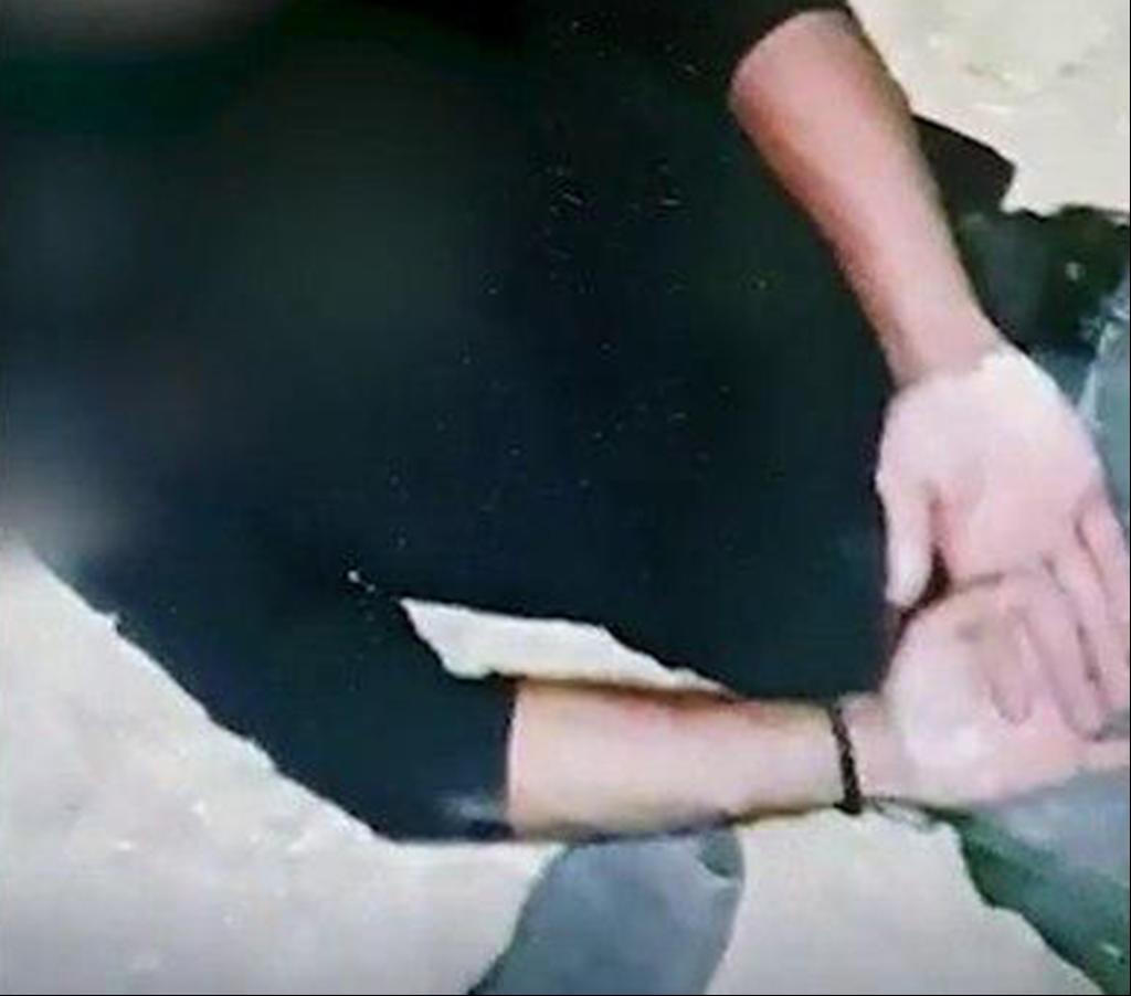 שוטרי מג"ב מכים ודורכים על פניהם של פועלים פלסטינים שוטרי מג"ב מכים ודורכים על פניהם של פועלים פלסטינים