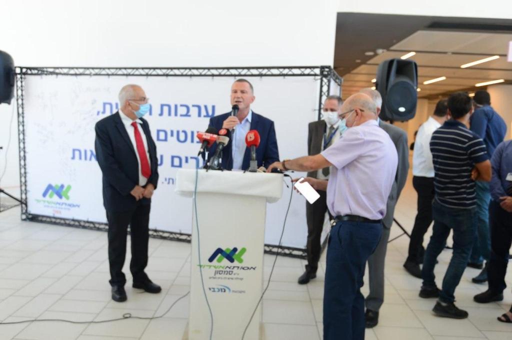 אדלשטיין נואם בבית החולים אסותא אשדוד (צילום: אבי רוקח) מחאת מתמחים בסיור שר הבריאות אדלשטיין