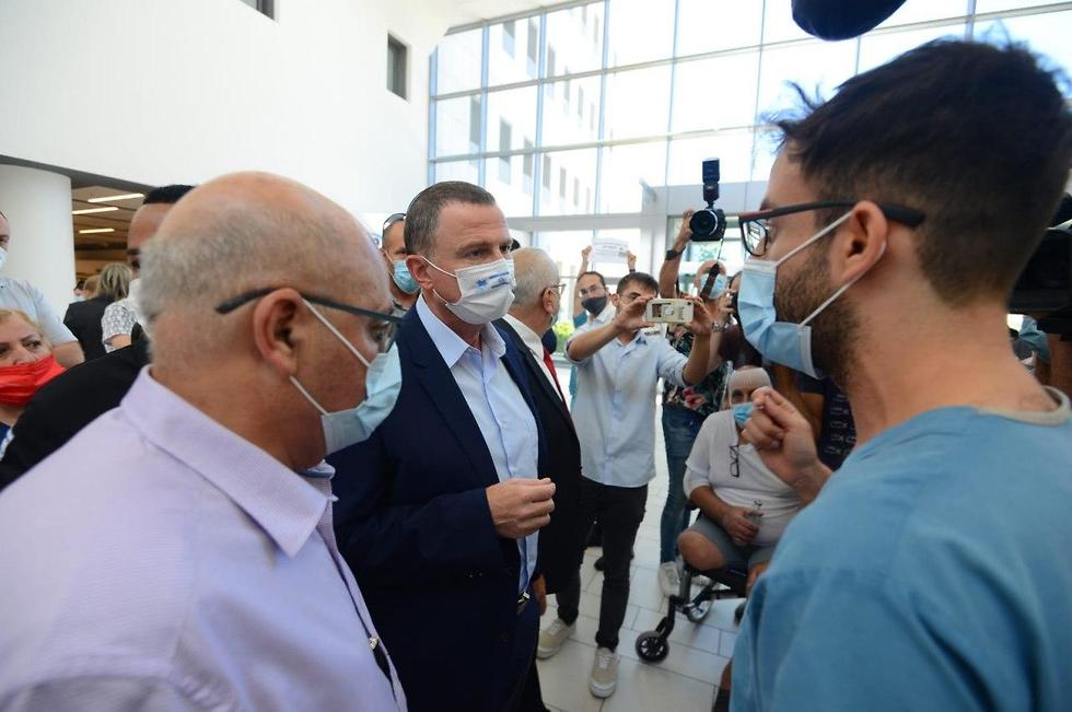 צילום: אבי רוקח מחאת מתמחים בסיור שר הבריאות אדלשטיין