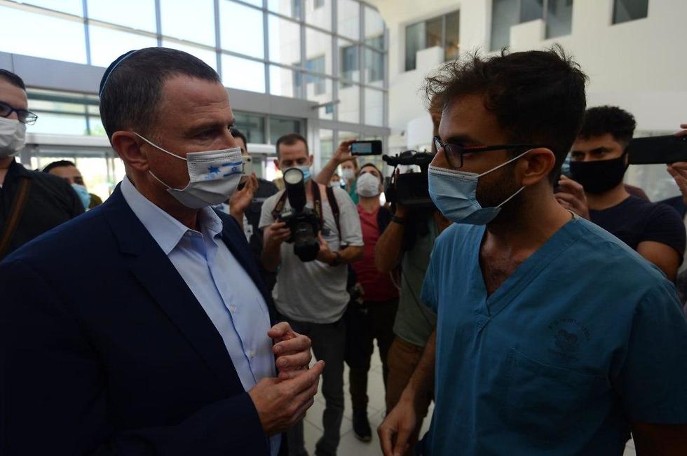מחאת מתמחים בסיור שר הבריאות אדלשטיין (צילום: אבי רוקח) מחאת מתמחים בסיור שר הבריאות אדלשטיין