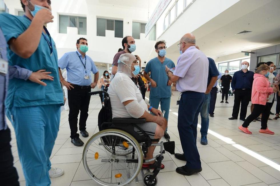 מנכ"ל משרד הבריאות חזי לוי עם המתמחים (צילום: אבי רוקח) מחאת מתמחים בסיור שר הבריאות אדלשטיין