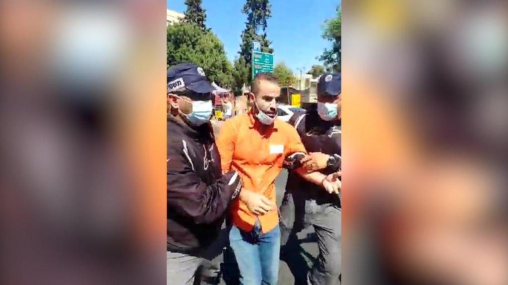 ח"כ להב-הרצנו מוחזק על-ידי השוטרים ח"כ יוראי להב הרצנו עוכב לחקירה בפינוי מאהל המחאה בבלפור