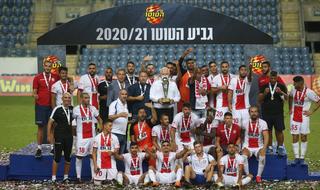 שחקני נוף הגליל מניפים את גביע הטוטו