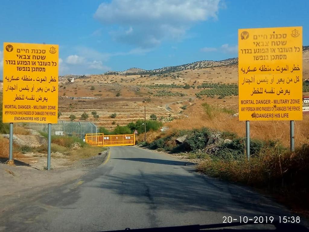 השער שהוצב על הכביש שמוביל לעין ג'ונס