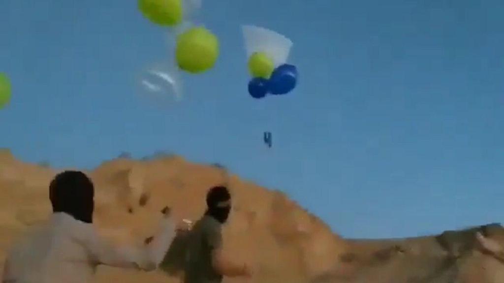 Members of the Hamas terror group send incendiary balloons from Gaza into Israel מחבלים מרצועת עזה מפריחים בלוני תבערה לכיוון שטח ישראל