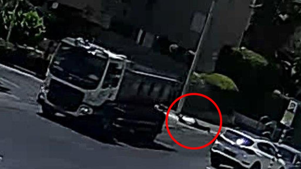 הולך הרגל אחרי שנפגע. מתוך התיעוד הולך רגל בן 60 נפגע מפגיעת דלת משאית באור יהודה