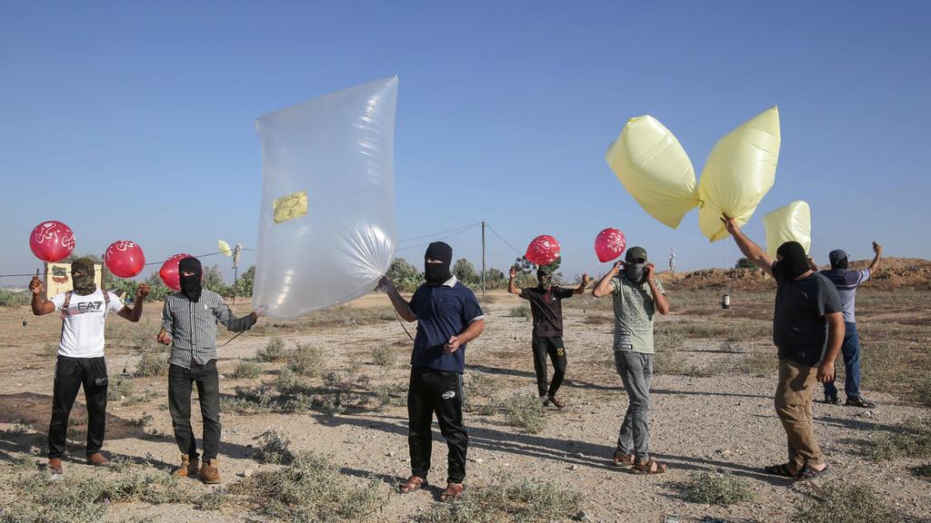 שיגור בלוני תבערה, ארכיון (צילום: AFP) שיגור בלוני תבערה, ארכיון