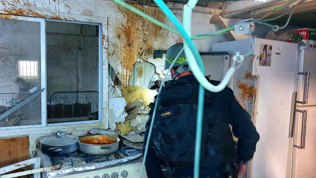 פגיעה בבית בשדרות, הלילה (צילום: רועי עידן) פגיעה בית שדרות