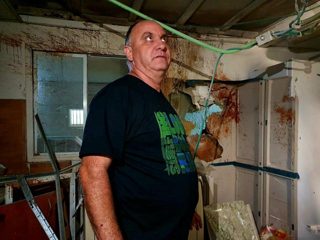 "לא שמענו את האזעקה". שלמה מלכה בבית שנפגע (צילום: רועי עידן) שלמה מלכה מהבית בשדרות שנפגע מרסיס