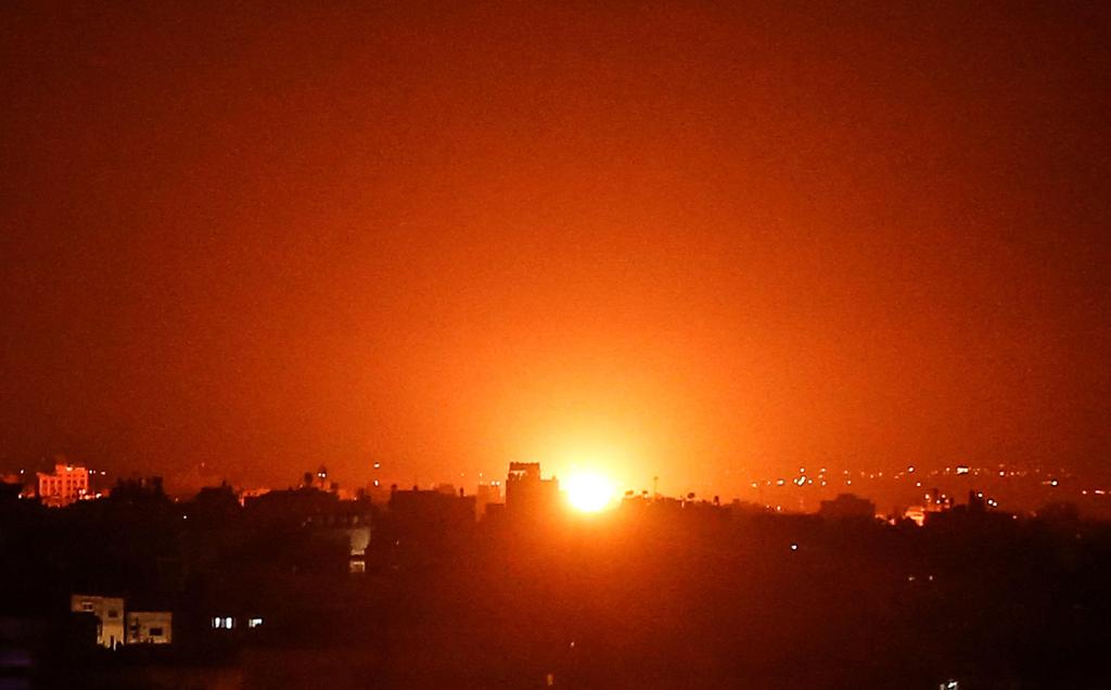 צה"ל תוקף ברצועת עזה, הלילה (צילום: AFP) תקיפת צה"ל ב רצועת עזה