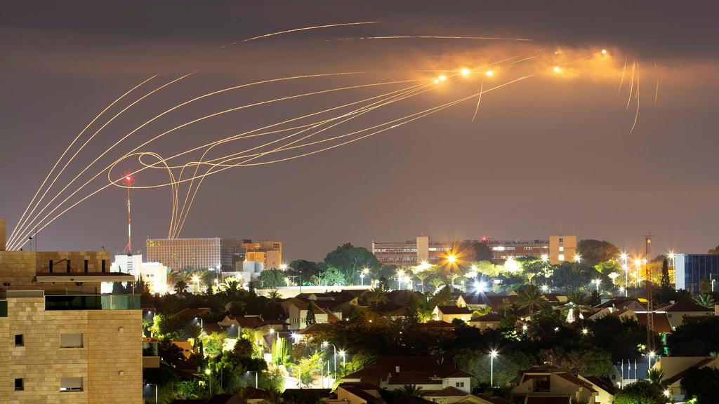 The Iron Dome system intercepts rockets from Gaza over southern Israel (Photo: Reuters) יירוט של כיפת ברזל