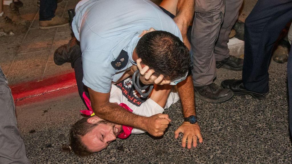 התיעוד שבו נראה סנ"צ גואטה מרתק מפגין לרצפה (צילום: שלו שלום) ההפגנה בירושלים