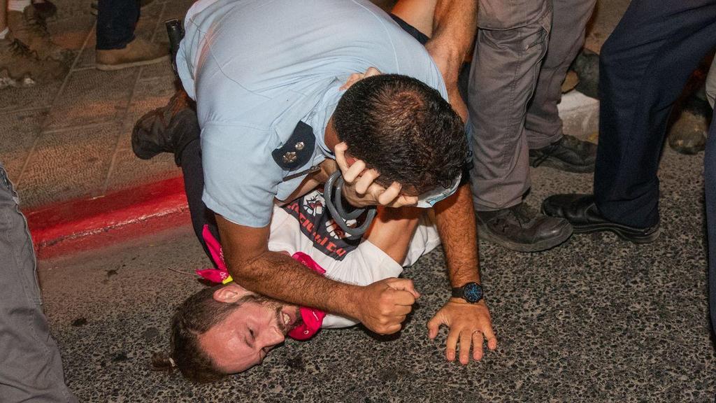 סנ"צ גואטה תועד מרתק בכוח מפגין לרצפה (צילום: שלו שלום) ההפגנה בירושלים