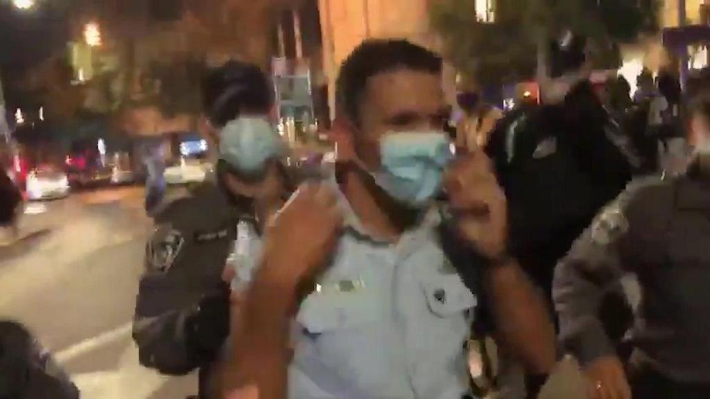 סנ"צ גואטה. טוען שחולצתו נקרעה (מתוך טוויטר ) אלימות קשה בהפגנה הלילה בבלפור