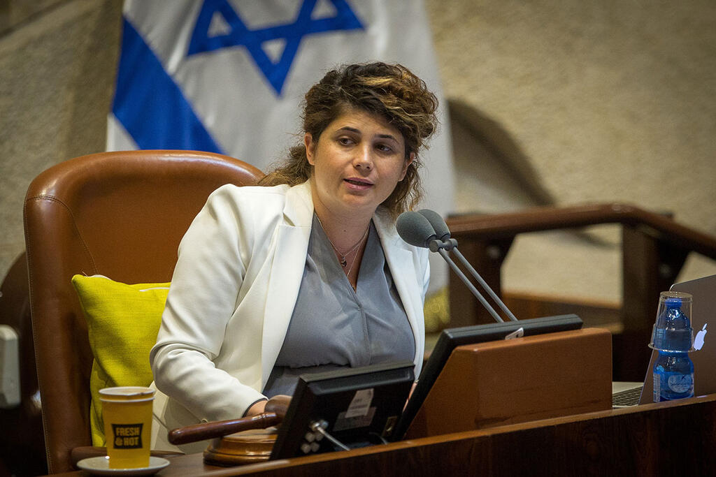 ח"כ שרן השכל. "ילד ביסודי לא יכול ללמוד לבד בזום, מחייבים את ההורים לשבת בבית" (צילום: אורן בן חקון) מליאת הכנסת