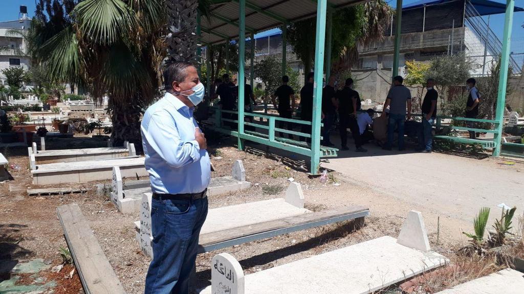 ראש עיריית כפר קאסם עאדל בדיר יחלק כסף לנדבקים שיסכימו להתפנות למלוניות ראש עיריית כפר קאסם עו"ד אדל בדיר בהלוויתו של נפטר מקורונה
