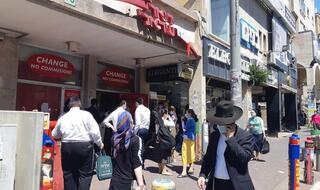 תורים בסניף דואר בבני ברק עקב צמצום שעות הפעילות בימי חלוקת מענק הקורונה