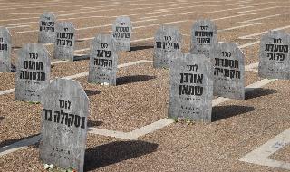 מיצג "בית הקברות לעסקים" של בעלי עסקים כמחאה על המשבר הכלכלי בכיכר רבין