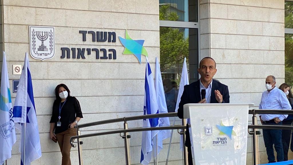 הפרויקטור רוני גמזו בטקס בקריית שדה התעופה (באדיבות משרד הבריאות) רוני גמזו