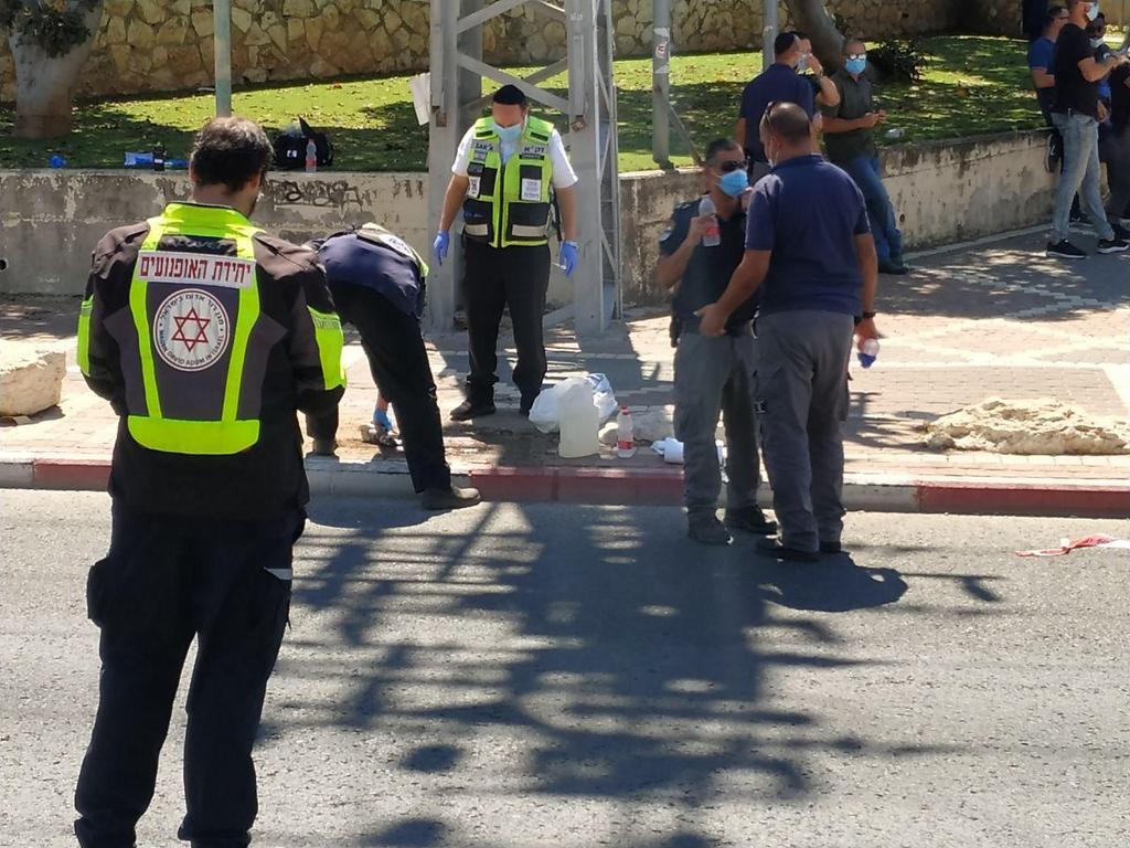 זירת הפיגוע (צילום: שאול גולן) זירת אירוע הדקירה בפתח תקווה