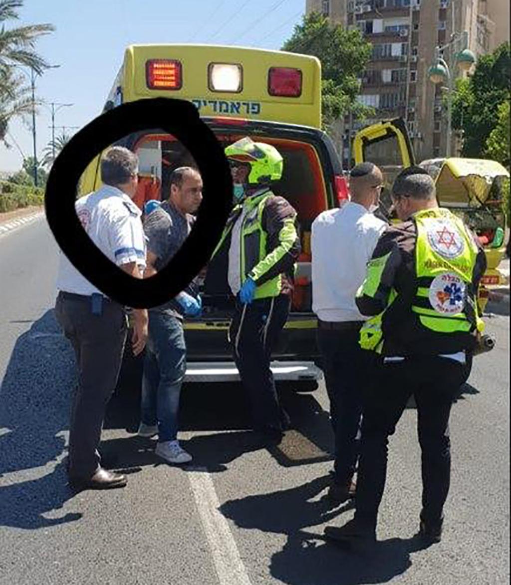 מיכאל ברלנד בזירת הפיגוע (מתוך פייסבוק ) מיכאל בזירת הפיגוע