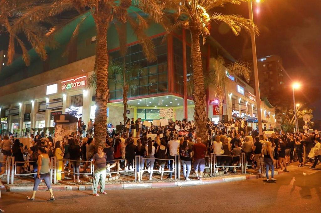 הפגנה בחולון נגד ההתעללות בפעוטון (צילום: דנה קופל ) ההפגנה בחולון
