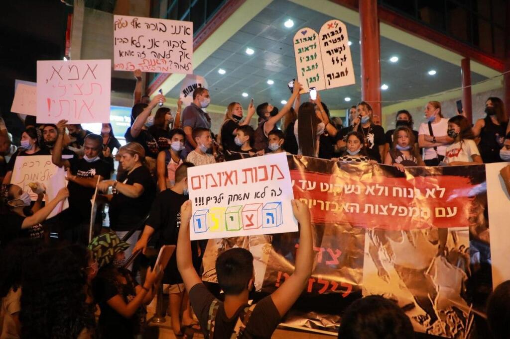 הפגנת הורים בחולון נגד התעללות באחד הגנים בעיר, בשנה שעברה (צילום: דנה קופל ) ההפגנה בחולון