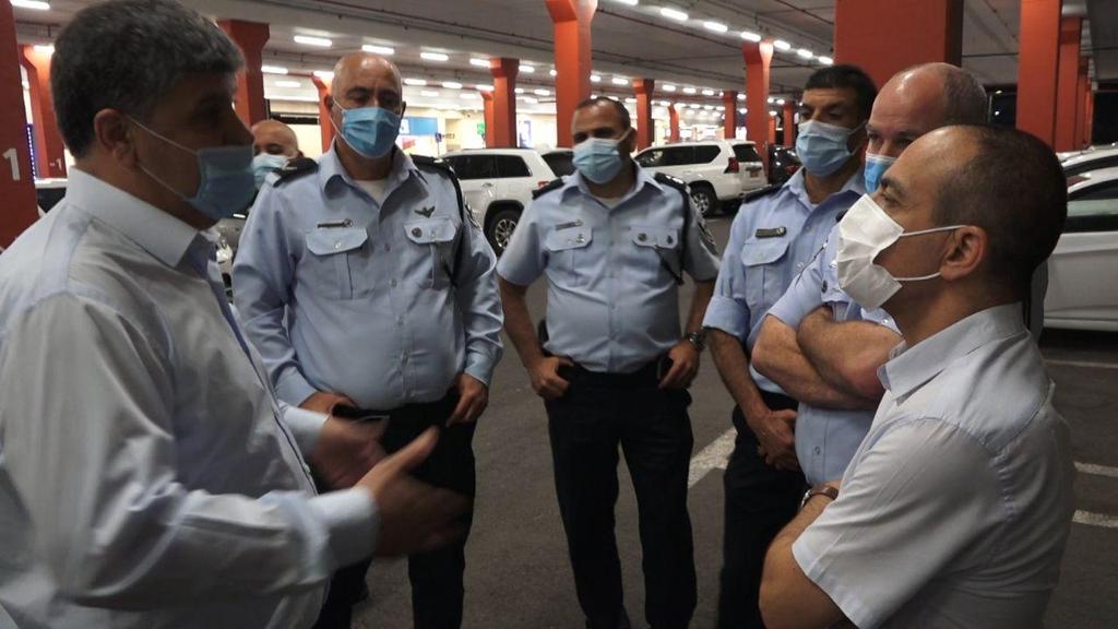 פרופ' גמזו בביקורו בוואדי ערה (צילום: דוברות המשטרה ) רוני גמזו בואדי ערה