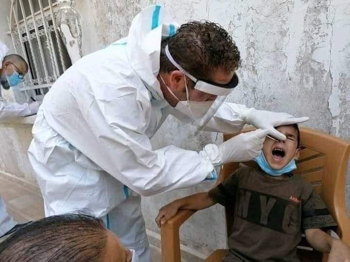 A health worker in Gaza test a child for coronavirus רצועת עזה
