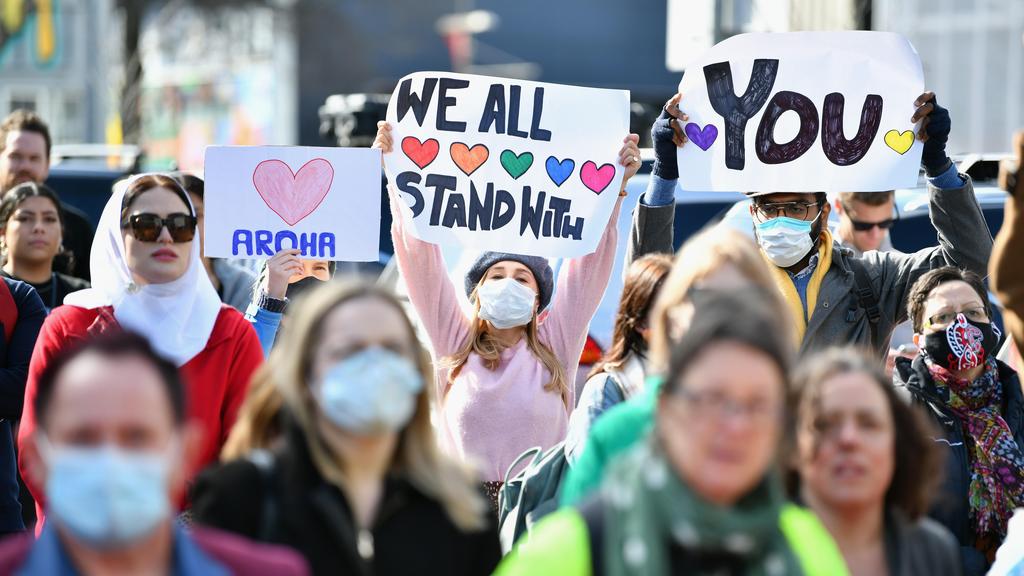 עצרת תמיכה בקורבנות מחוץ לאולם בית המשפט (צילום: Getty Images) עצרת תמיכה בקורבנות הטבח במסגדים בניו זילנד
