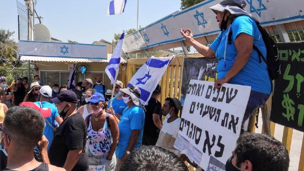 הפגנה מחוץ לקיבוץ ניר דוד על נחל האסי