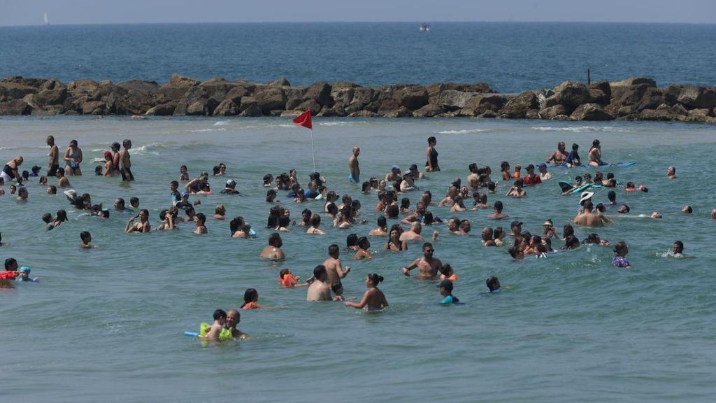 חוף שרתון בת"א. מחר צפויות בעיר 33 מעלות (צילום: מוטי קמחי ) חוף שרתון