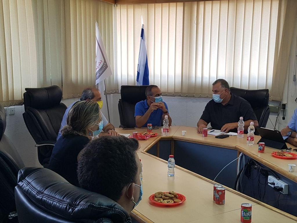 פרופ' גמזו בביקור בטירה רוני גמזו בטירה