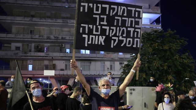 ''אין לנו נתונים על הדבקות שם, אבל זה מסוג הדברים שלא צריכים הוכחות''. הפגנת הדגלים השחורים בבלפור (צילום: אלכס קולומויסקי ) ''אין לנו נתונים על הדבקות שם, אבל זה מסוג הדברים שלא צריכים הוכחות''. הפגנת הדגלים השחורים בבלפור