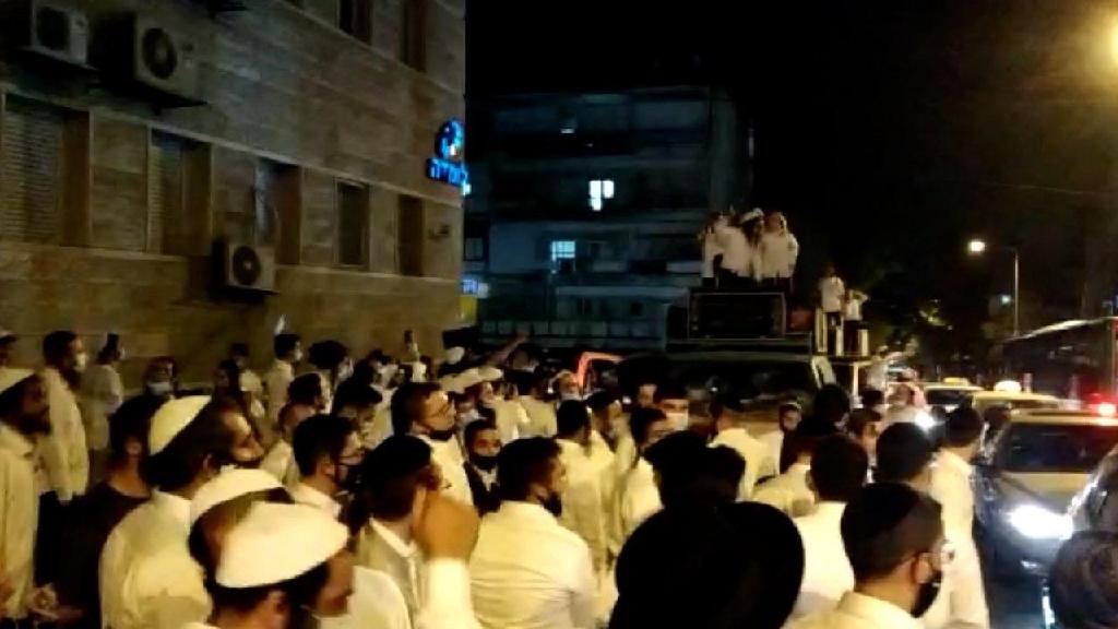 חסידי ברסלב מפגינים בירושלים נגד נתניהו וגמזו (צילום: דוד פרלמוטר מחאות החרדים) עשרות חסידי ברסלב מפגינים בירושלים נגד נתניהו וגמזו