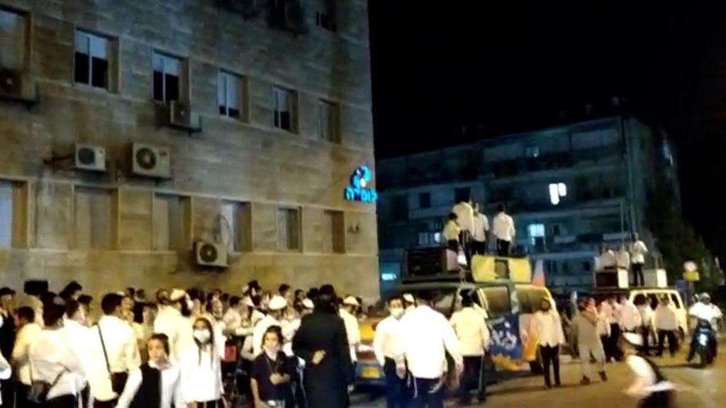 עשרות חסידי ברסלב מפגינים בירושלים נגד נתניהו  וגמזו