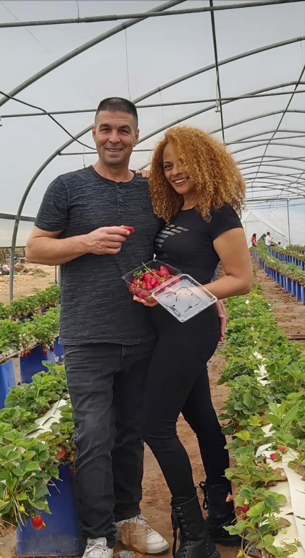 מוטי מיד התחבר עם הילדים שלה. אילה ומוטי (צילום: אוסף משפחתי) אילה ומוטי