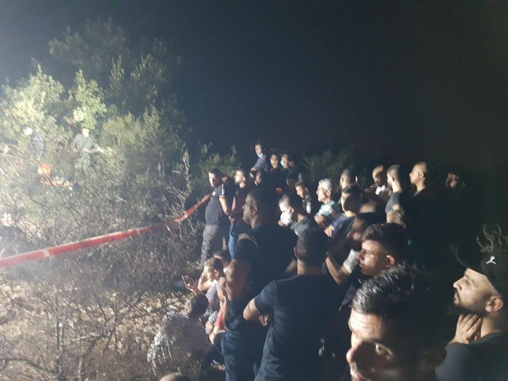 צופים בפעולות החילוץ חילוץ של אדם ב מנהרה בור ב ואדי ערה ערערה מחמוד כבהא ברטעה