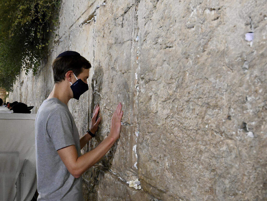 קושנר מתפלל בכותל, לפני שנתיים. "הוא יכול לפתוח דלתות" (צילום: מתי שטרן, שגרירות ארה"ב ) ג'ארד קושנר בכותל