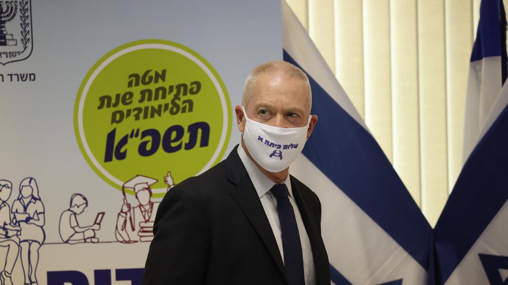 גלנט בחדר המצב של משרד החינוך. "אתם יוצרים פאניקה שלא לצורך" (צילום: מוטי קימחי) יואב גלנט שר החינוך