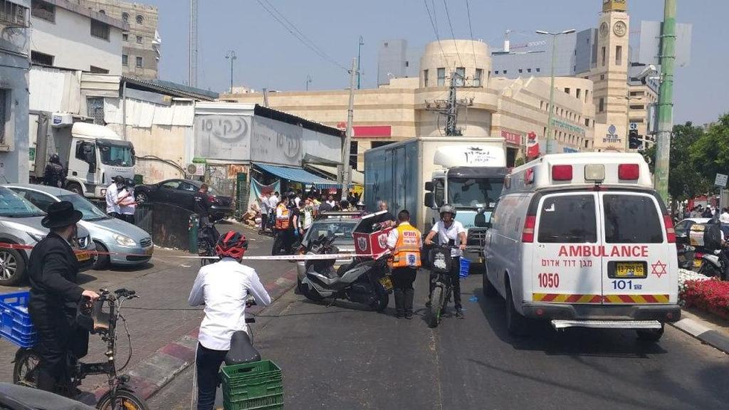זירת התאונה (צילום: דוברות איחוד הצלה ) זירת תאונת הדרכים בו נהרגה הולכת רגל