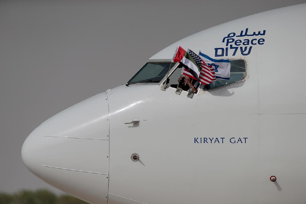 The El Al plane carrying the Israeli-American peace delegations to Abu Dhabi (Photo: Reuters) מטוס אל על נחיתה נמל תעופה אבו דאבי איחוד האמירויות